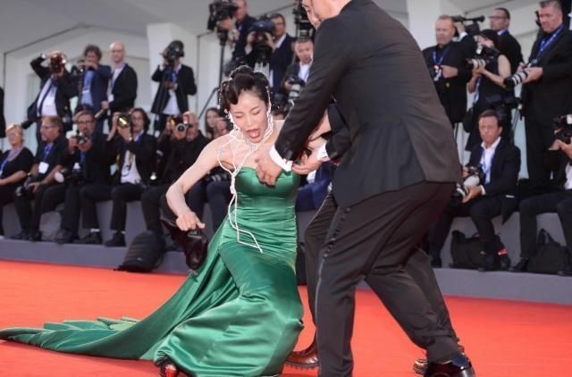 女星戛纳红毯摔倒,女星红毯摔倒外国