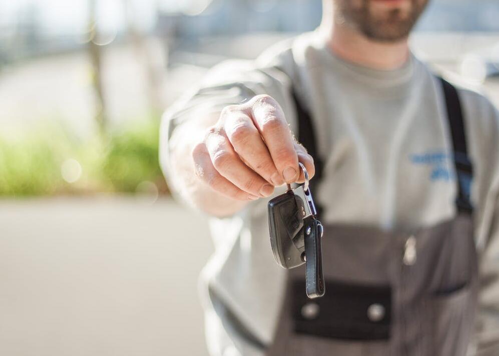 工伤职工主动辞职有经济补偿金吗,十多年工龄主动辞职有补偿金