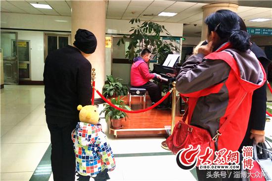 中心医院门诊大厅钢琴,淄博市中心医院西院区弹钢琴
