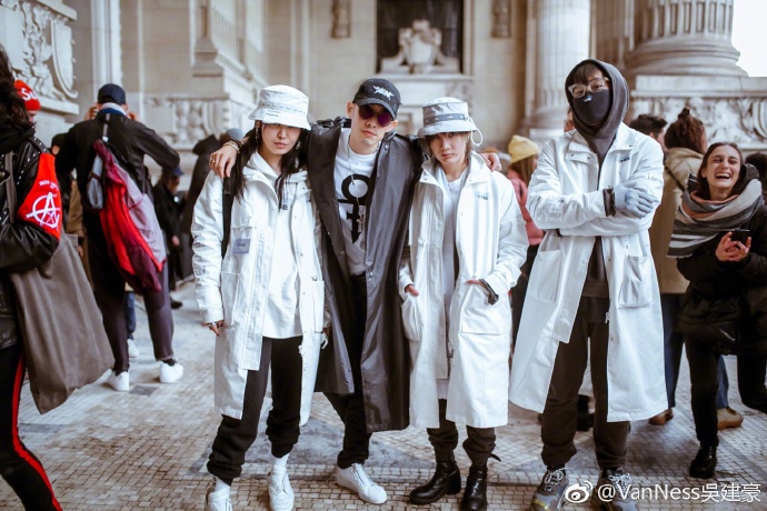 刘昊然青涩潘玮柏尴尬吴建豪乱穿衣？｜2018秋冬米兰男装周成绩单