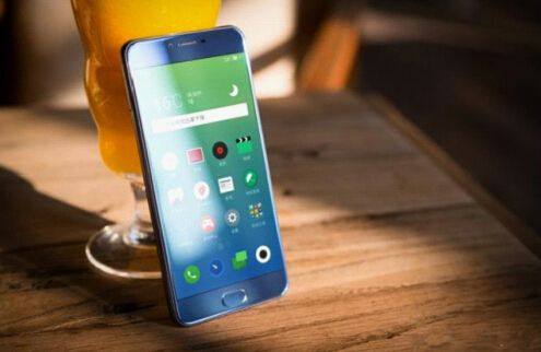 5.5英寸+双面玻璃+18W快充，从1699跌至899，被清仓的千元旗舰？