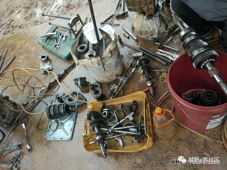 奇兵改帕杰罗发动机超选四驱,黑金刚改装新款帕杰罗内饰