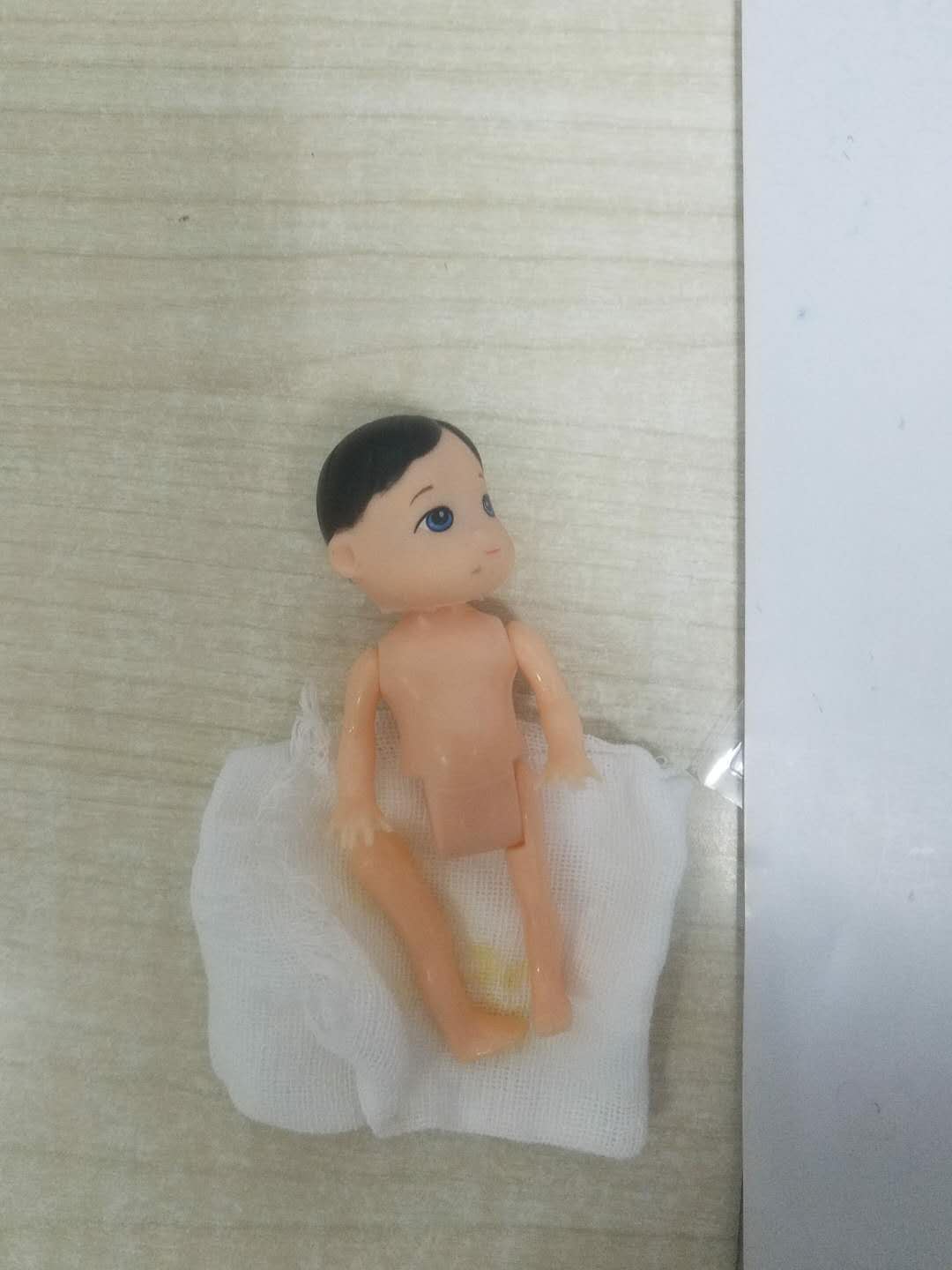 4岁宝宝将娃娃腿塞入*体下**医生提醒家长教育孩子了解自己的身体