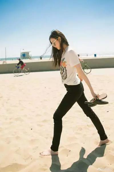 杨幂和热巴穿同款连衣裙,从杨幂赵丽颖到热巴肖战