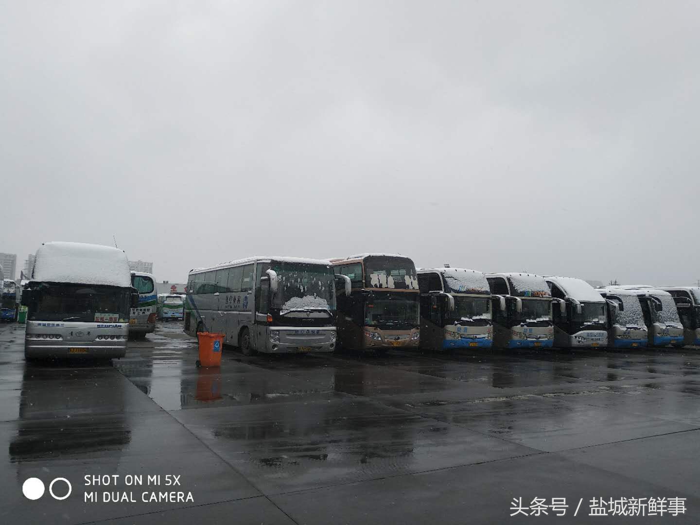 受大雪影响，25日，盐城汽车客运站长途班车全部停运