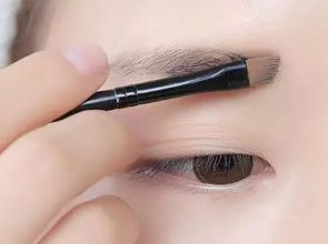 眉毛眼睛距离近怎么改善,眉毛与眼睛的距离怎么改善