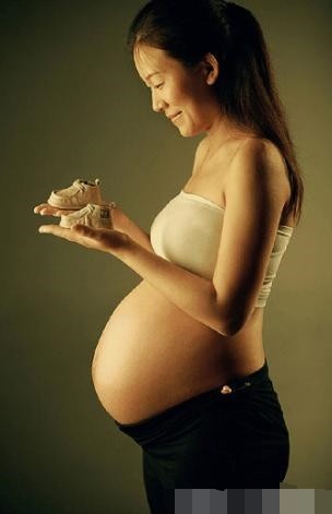 孕妇突然下腹流水了,孕妇足月出现轻微流水