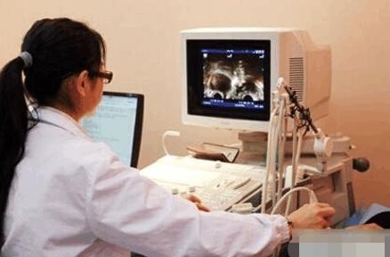 孕妇突然下腹流水了,孕妇足月出现轻微流水