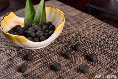 一个人在农村轻轻松松赚几十万,农村年轻人不出门打工在家挣钱