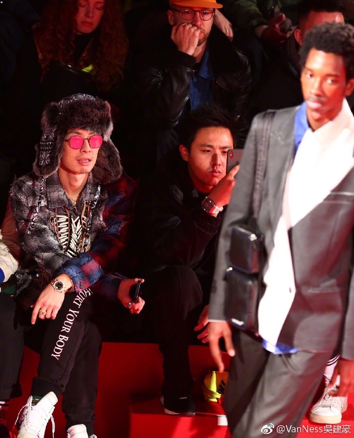 刘昊然青涩潘玮柏尴尬吴建豪乱穿衣？｜2018秋冬米兰男装周成绩单