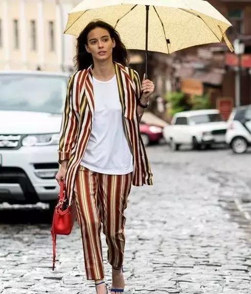 杨幂和热巴穿同款连衣裙,从杨幂赵丽颖到热巴肖战