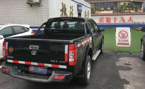 泸州两男子当街挖井盖偷电缆总价25万当废铜卖1万