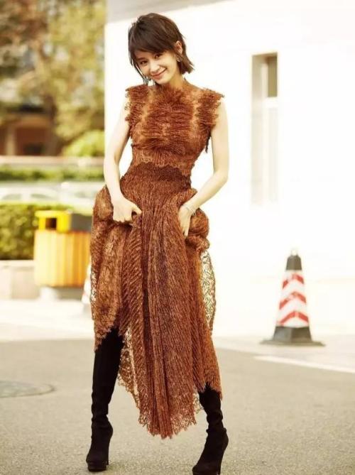 范玮琪飞机上的鞋子,范玮琪背的包