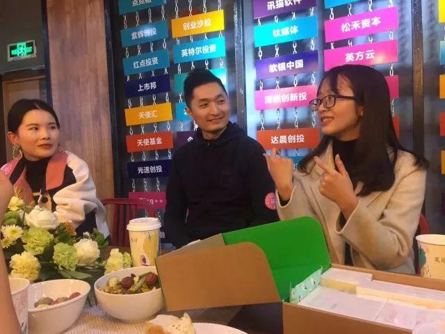 他用一片互联网卫生巾，捕获千万少女心