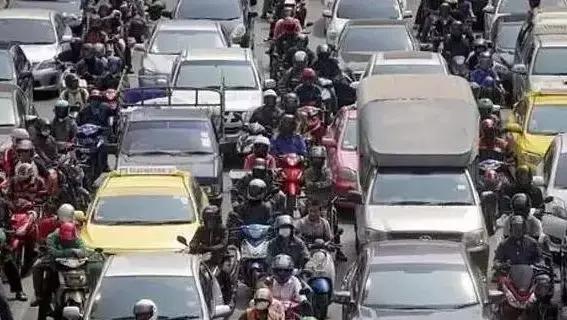 骑摩托车遇到后车跟太近的情况，这些小窍门可以保护好自己！