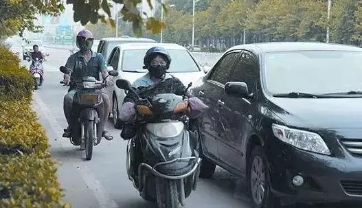 骑摩托车遇到后车跟太近的情况，这些小窍门可以保护好自己！