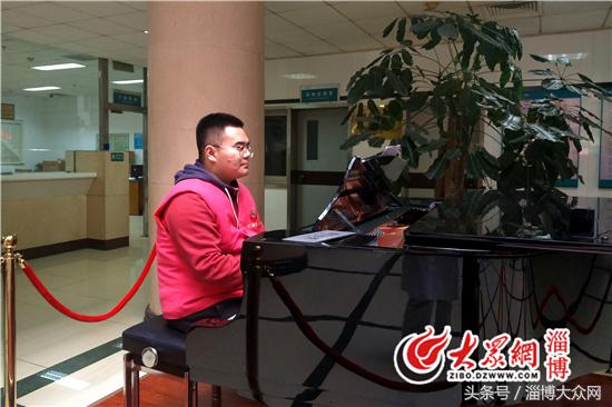 中心医院门诊大厅钢琴,淄博市中心医院西院区弹钢琴