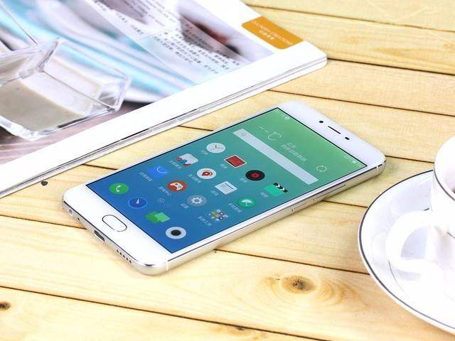 5.5英寸+双面玻璃+18W快充，从1699跌至899，被清仓的千元旗舰？