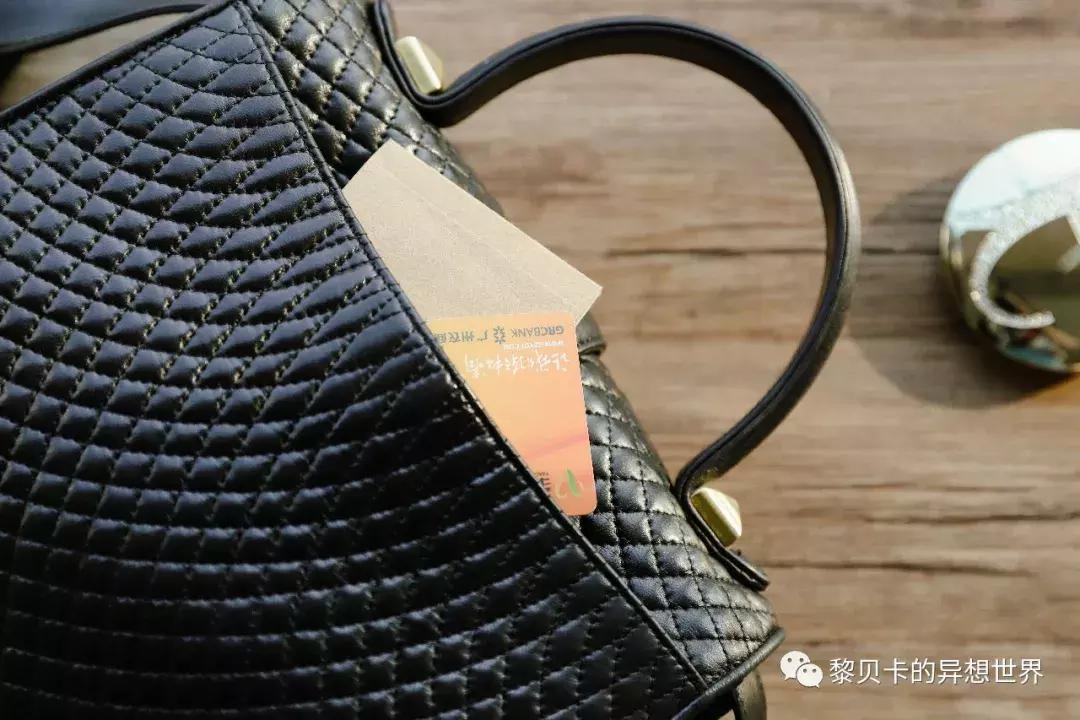 从上百只包里，她们精挑细选了这9只最爱的年度好包