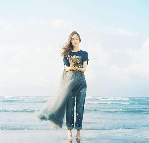 范玮琪飞机上的鞋子,范玮琪背的包