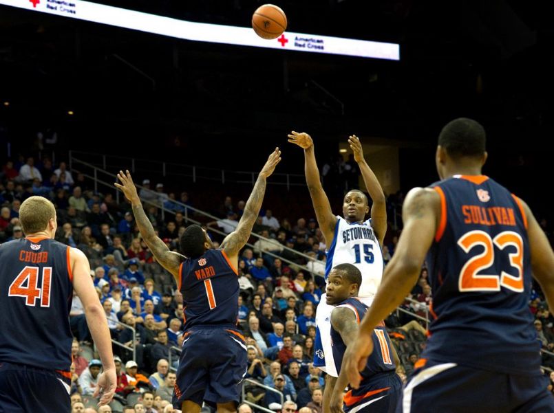 如何练投篮的正确姿势和手型,如何训练投篮姿势与准度