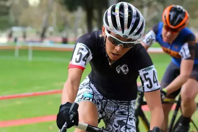 EmilyKachorek为何会从生物保护学领域转向自行车运动？