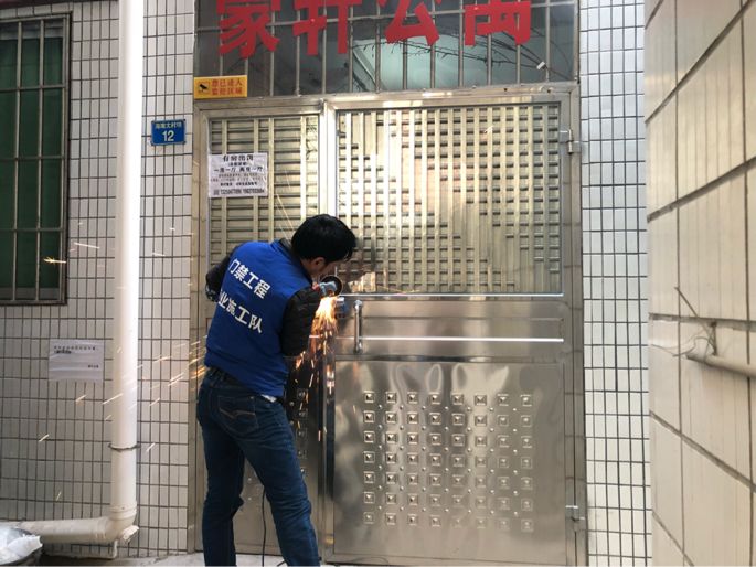 荔湾︱奔走相告！海南村也开始安装门禁啦