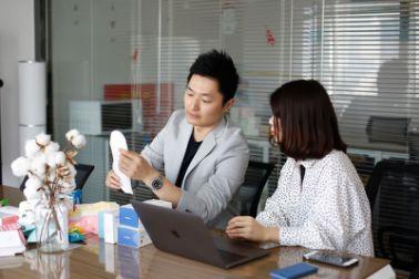 他用一片互联网卫生巾，捕获千万少女心