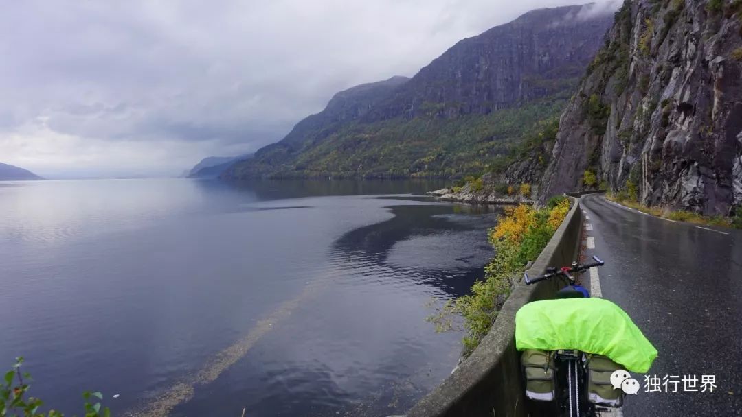 当你还在为生活抱怨,当你还在抱怨生活不易的时候