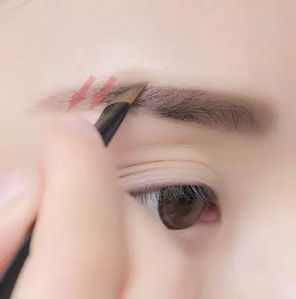 眉毛眼睛距离近怎么改善,眉毛与眼睛的距离怎么改善