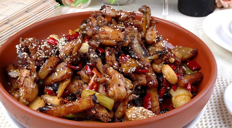 男子十年花近百万养宠物蛙，营养学家建议食用青蛙需谨慎