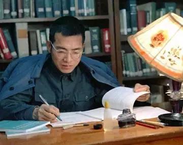 名人的墓志铭三十个,历史上十大最具幽默墓志铭