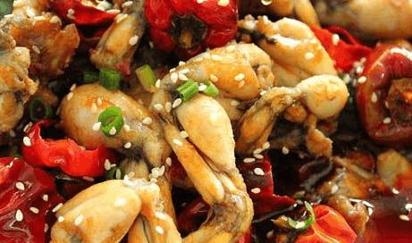 男子十年花近百万养宠物蛙，营养学家建议食用青蛙需谨慎