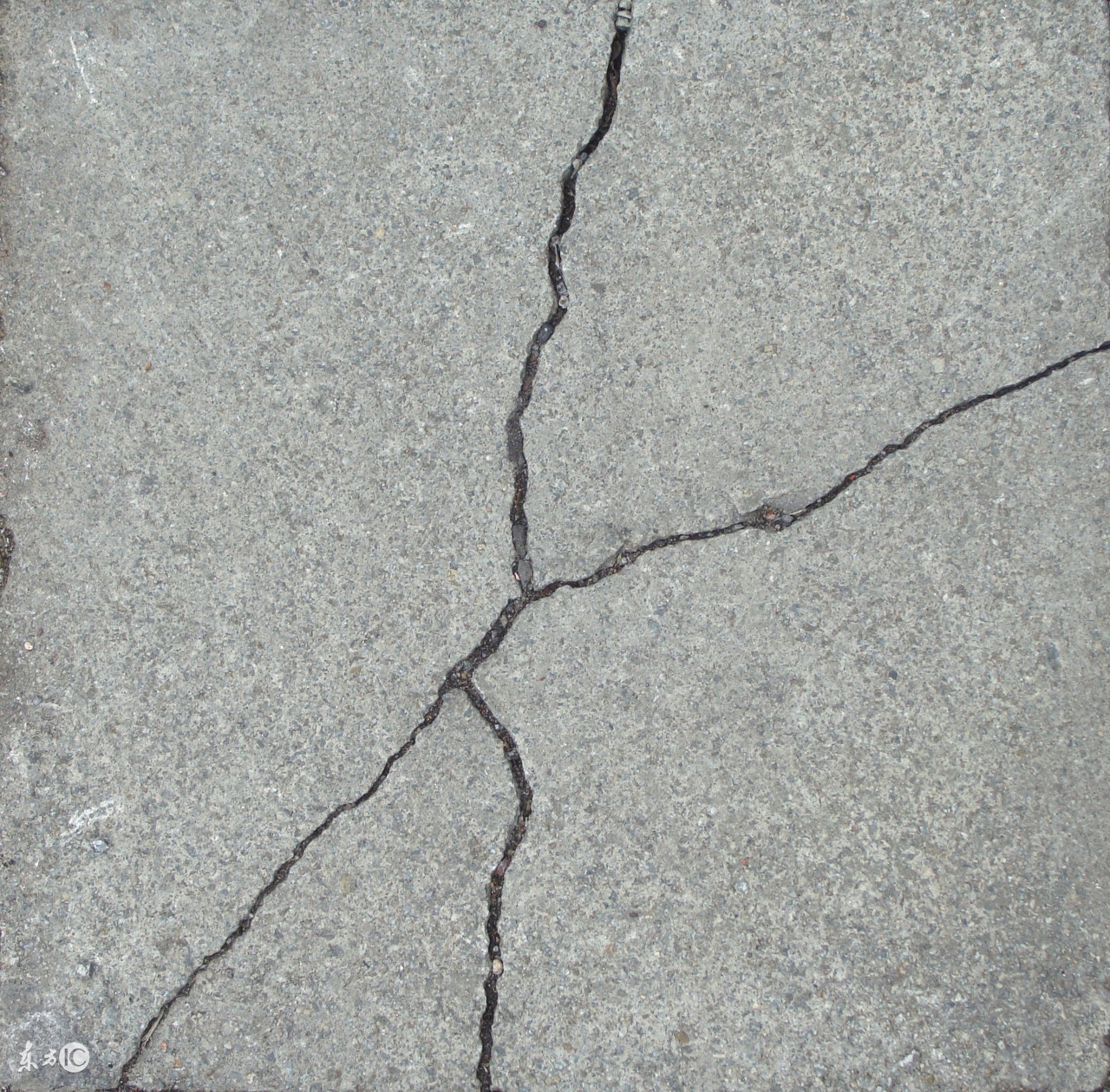 建筑工程中常出现的裂缝分析及解决措施