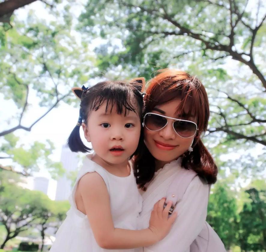 我有个小女儿,给她扎辫子是我至今乐此不疲的事