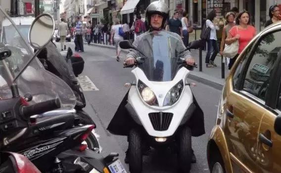 骑摩托车遇到后车跟太近的情况，这些小窍门可以保护好自己！