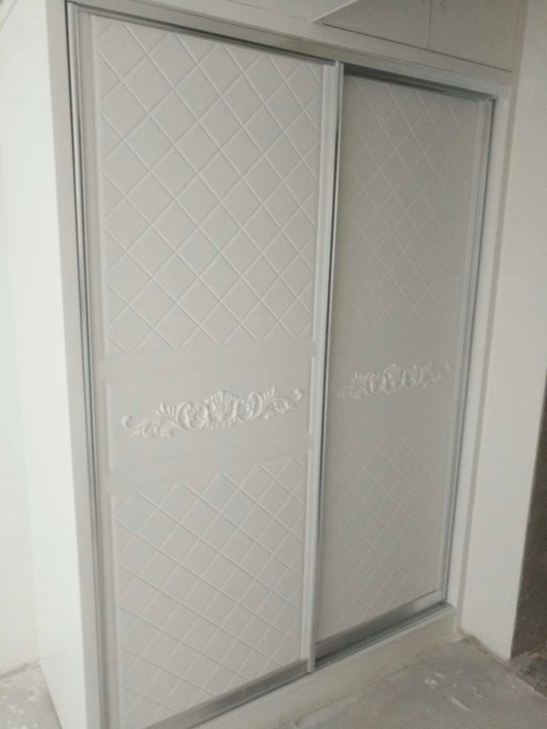 卧室衣柜推拉门和平开门谁更实惠,衣柜推拉门用什么材质好用又实惠