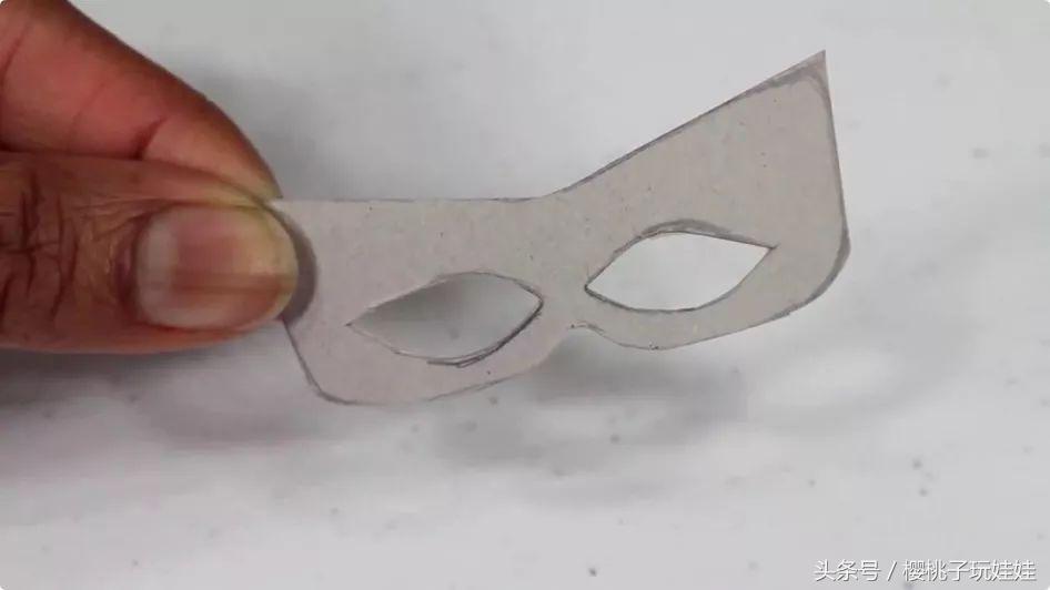 迷你手工自己动手给芭比做,手工制作芭比娃娃的头饰教程