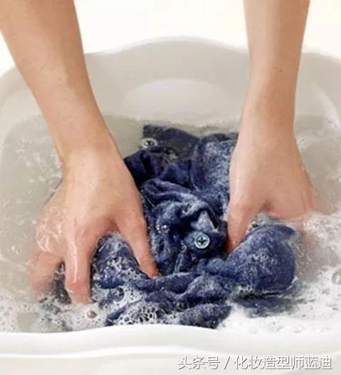 毛衣变形怎么恢复原形,毛衣放洗衣机洗缩水变形怎么办