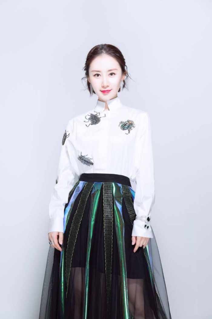 舒畅演员的诞生蓝色外套,舒畅白色镂空礼服