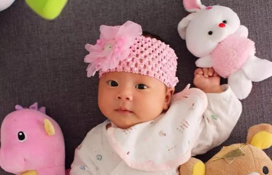 我有个小女儿,给她扎辫子是我至今乐此不疲的事