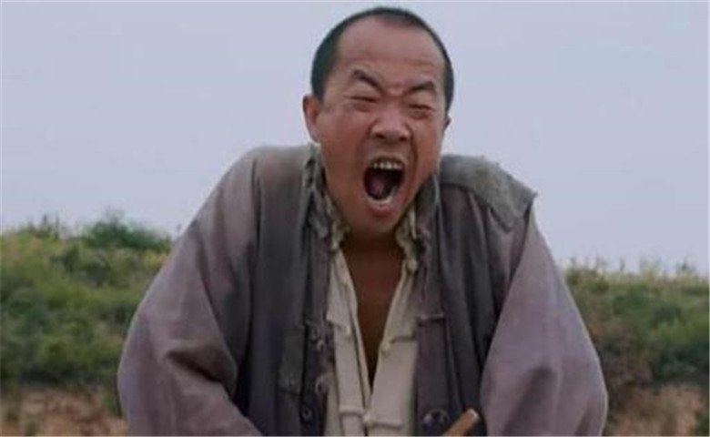 农村小伙捡到一个傻子,傻子捡了一个爹