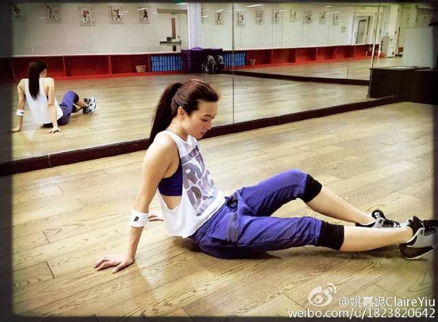 身为亚洲小姐却甘愿当绿叶，如今子女双全，更做起代购商