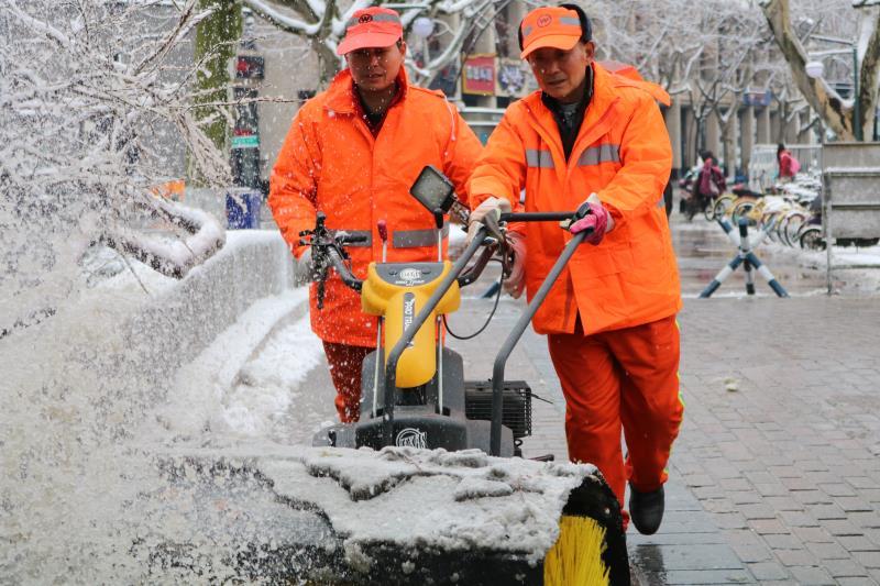 致敬城市美容师浴雪奋战,浴雪奋战致敬最可爱的人