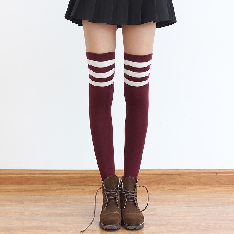 街拍长筒袜穿搭,女孩长筒袜穿搭