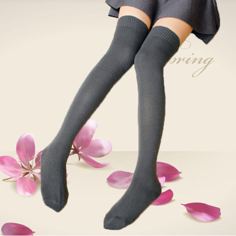 街拍长筒袜穿搭,女孩长筒袜穿搭