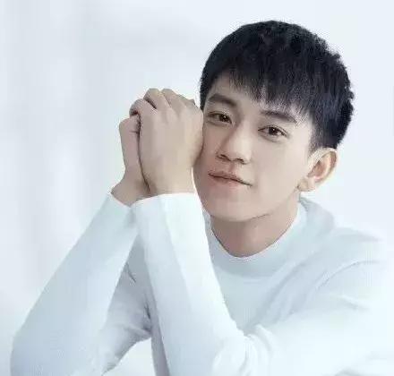 灰姑娘的故事说100年不厌，还不是心里怀揣一个李泽言么