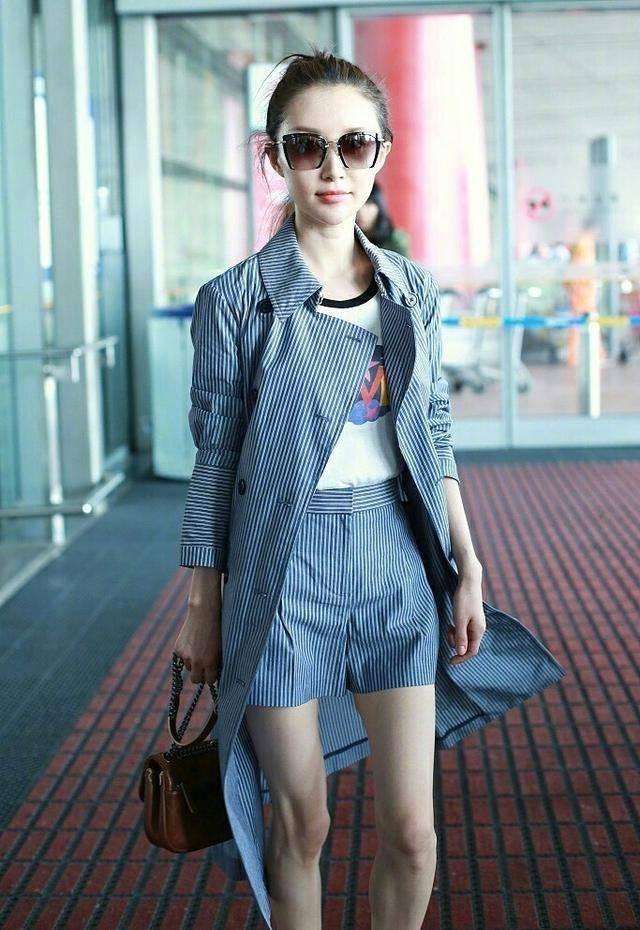 舒畅演员的诞生蓝色外套,舒畅白色镂空礼服