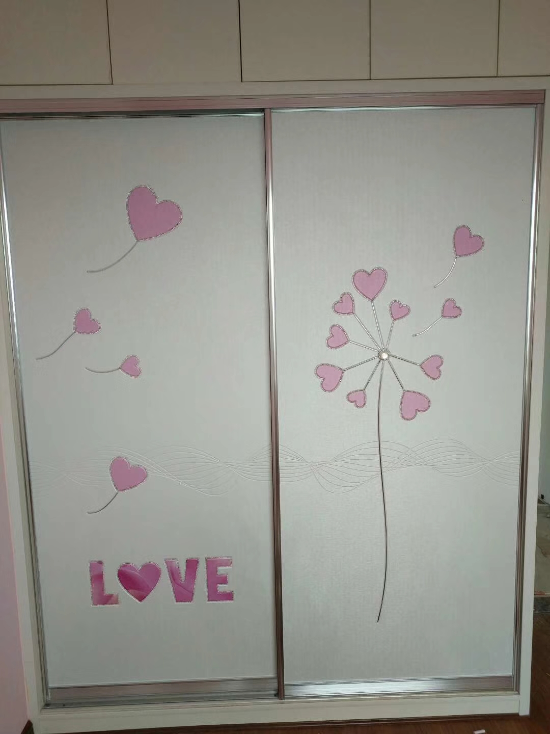 卧室衣柜推拉门和平开门谁更实惠,衣柜推拉门用什么材质好用又实惠