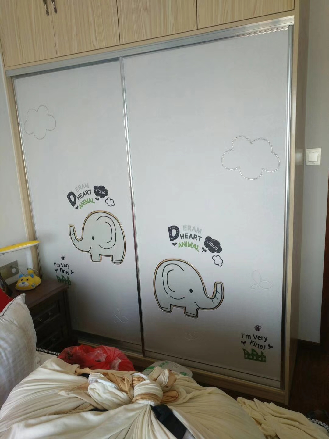 卧室衣柜推拉门和平开门谁更实惠,衣柜推拉门用什么材质好用又实惠